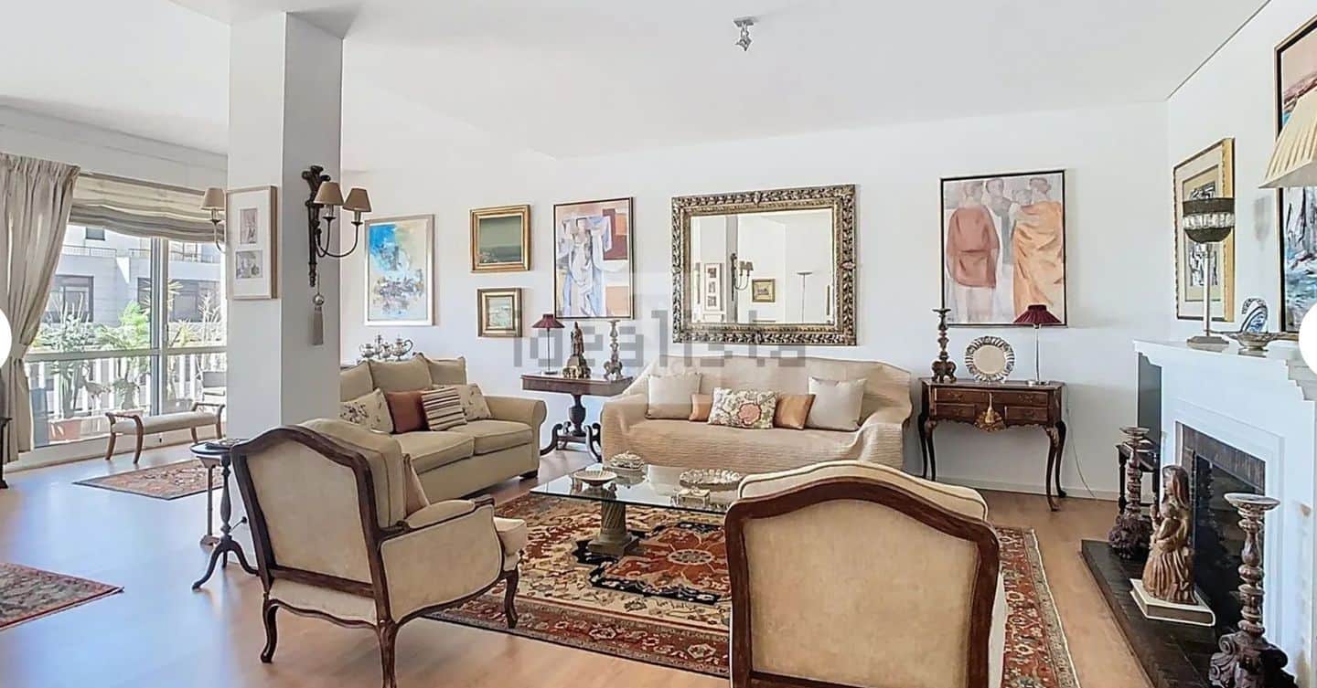 Apartamento T3 de duas frentes com varandas na Av. da Boavista