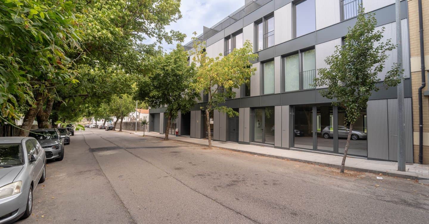 Loja com 546 m² e garagem, Senhora da Hora