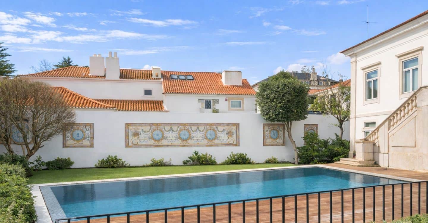 Apartamento 3 quartos +1 no Restelo, com Jardim Privado em Palácio Histórico
