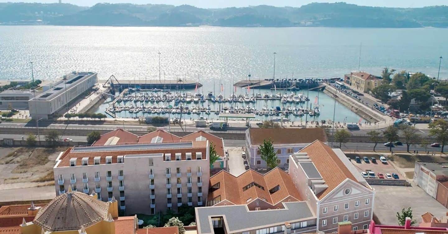 Apartamento T4 novo, com vista para o rio, varanda e vaga de garagem em Belém