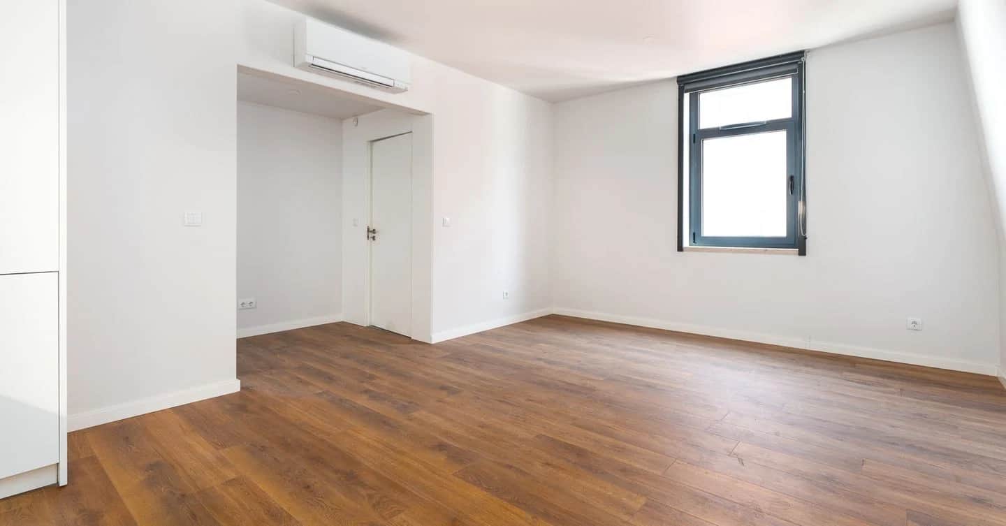 Apartamento T2 duplex novo, com vaga de garagem, em Alcântara
