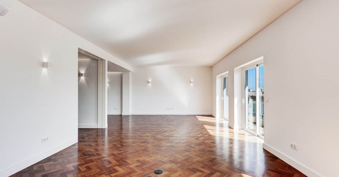 Apartamento T4 renovado com varanda e garagem na Avenida da República