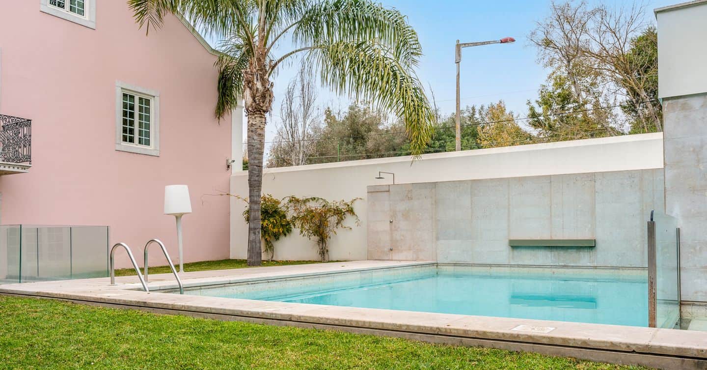 Apartamento duplex T5 em condomínio fechado em Belém