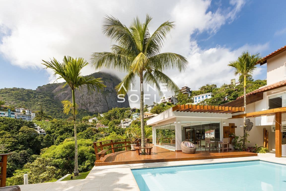 Casa em Condomínio com 5 quartos, Churrasqueira e Closet