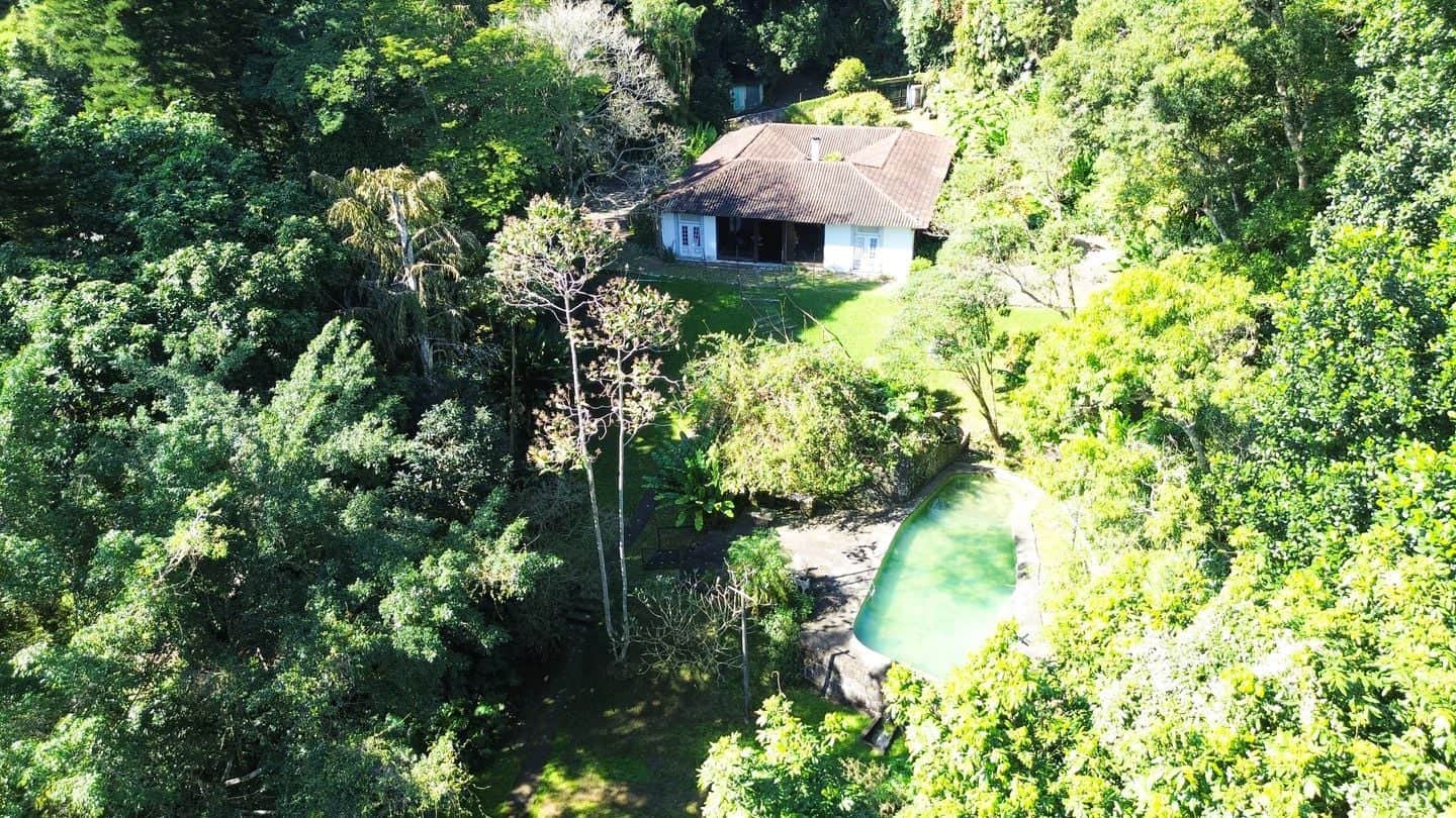 Elegância, privacidade e espaço em um endereço nobre do Rio
