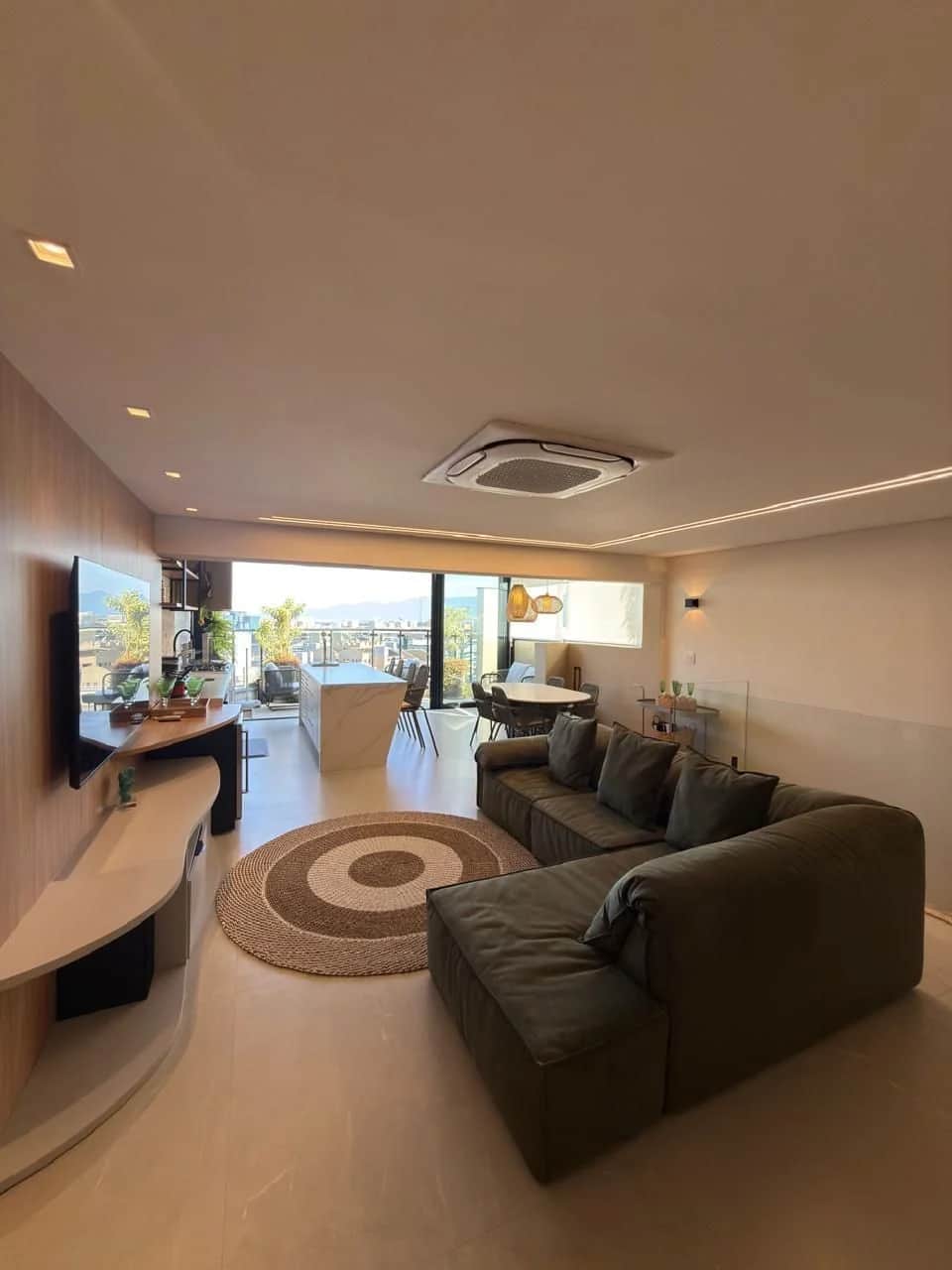 Cobertura duplex totalmente reformada com vista permanente para o mar disponível para venda em local
