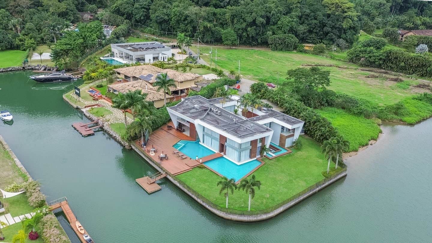 Exclusividade à beira da marina, com elegância e vista deslumbrante