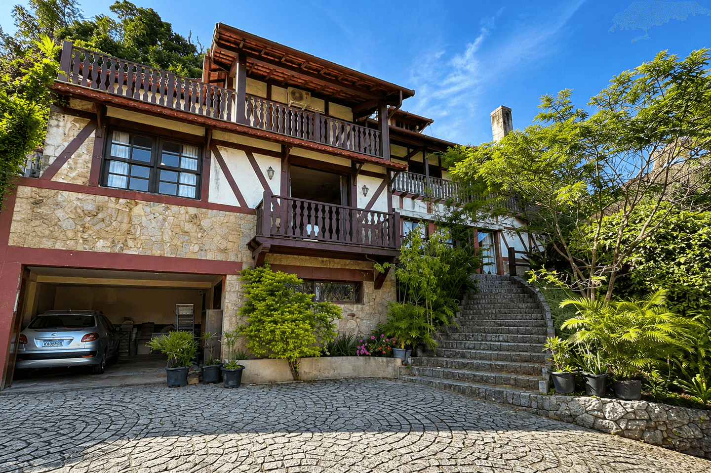 Residência em estilo germânico de frente para o Lago Quitandinha, Petrópolis