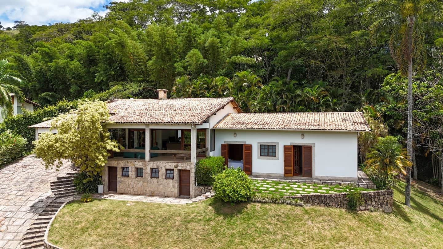 Casa com seis quartos e lazer em Itaipava