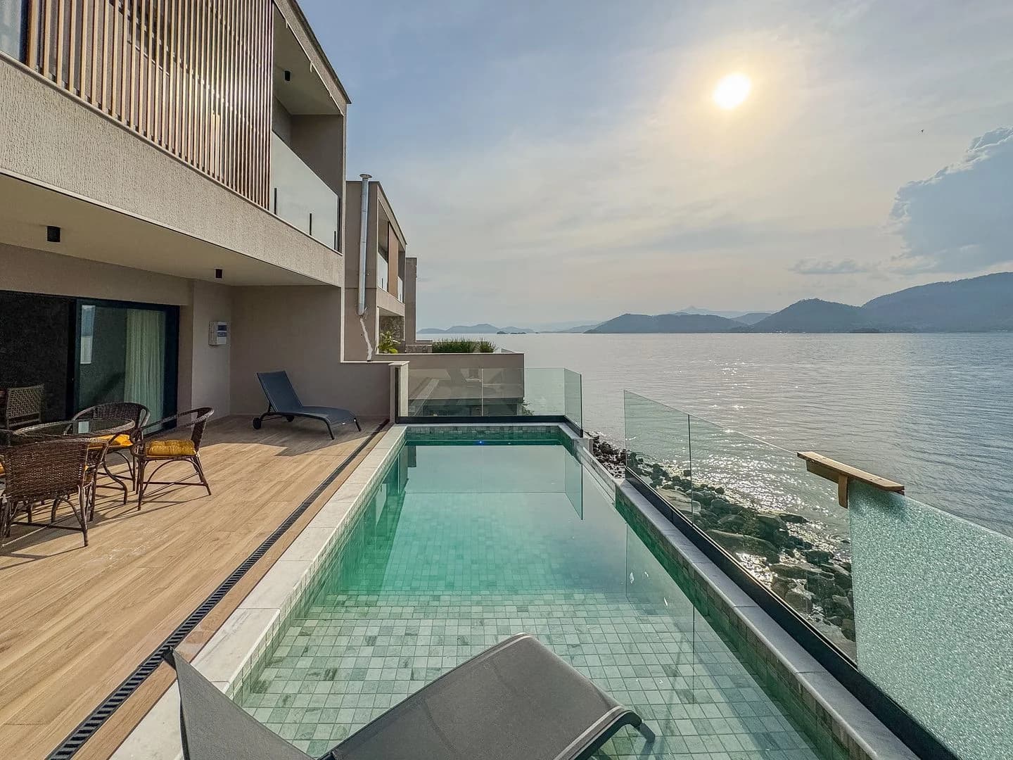 Casa com 4 quartos, 4 suites e 5 banheiros