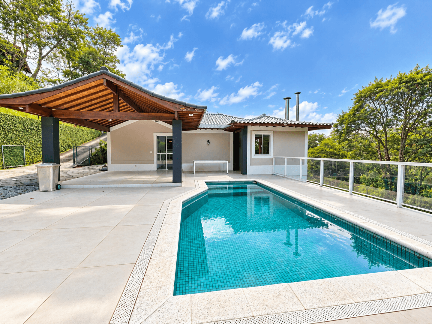 Casa Plana, reformada e mobiliada com 4 suítes, piscina e vista deslumbrante no Highland Places em P
