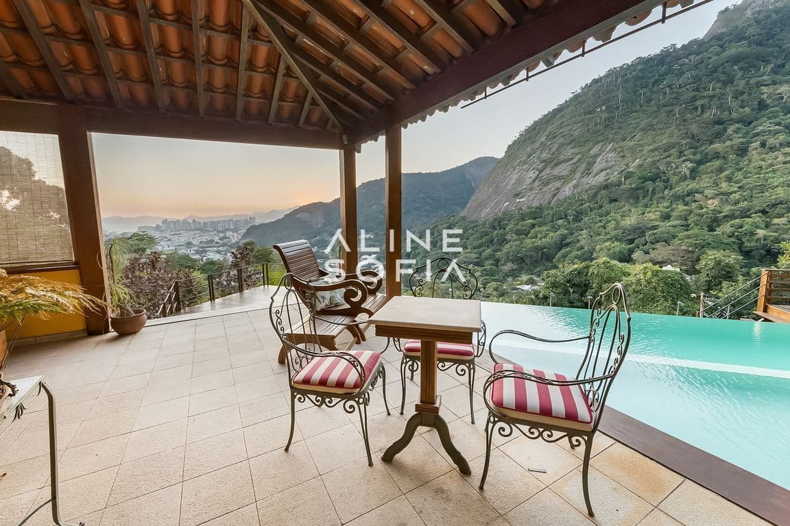 Casa em Condomínio com 5 quartos, Piscina Privada e Sol da manhã