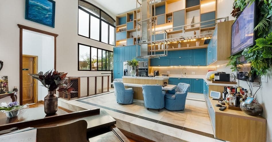 Casa em Condomínio com 6 quartos, Churrasqueira e Adega