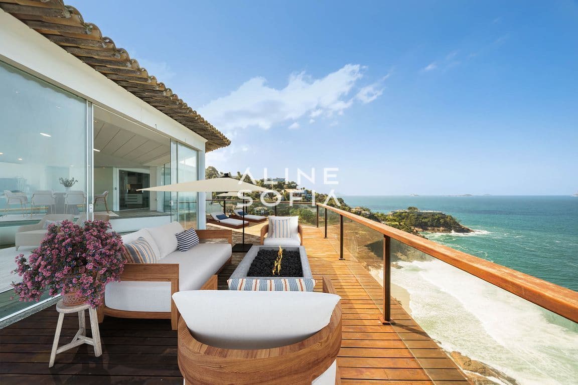 Casa em Condomínio com 4 quartos, Piscina Privada e Adega