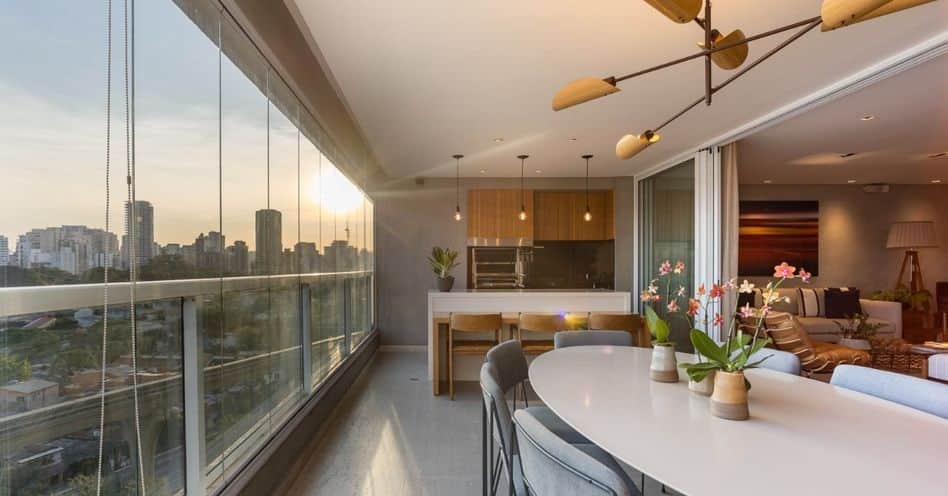 Refinement and Exclusivity in the Heart of Campo Belo